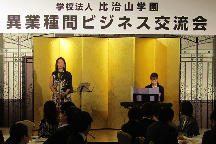 キーボード演奏は、同窓生の大久保有梨さん（（株）アイグラン）